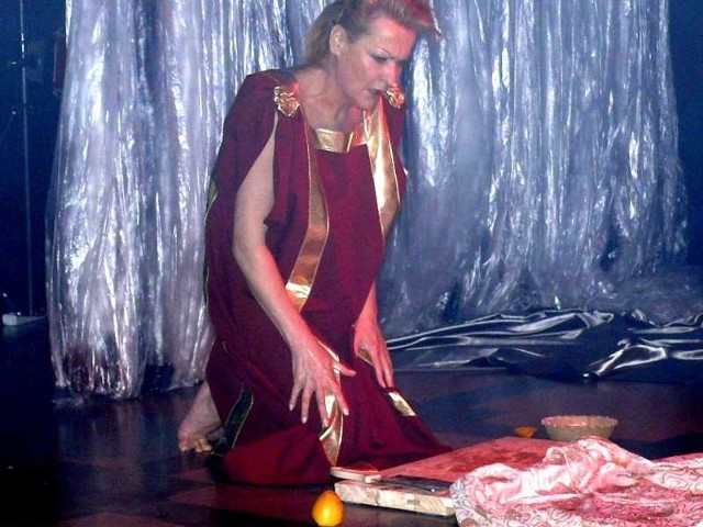 Lila Wojciak zagrała Medeę. Była to jej pierwsza rola po długoletniej przerwie. 