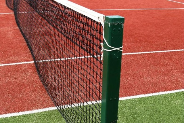 Wykonawca będzie musiał zbudować boisko treningowe do tenisa ziemnego, alejkę oraz oświetlenie.