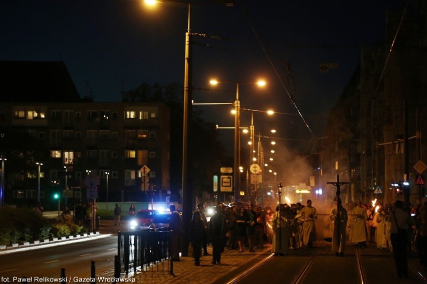 Pochodnie i bębny w centrum Wrocławia. Nocna procesja Bożego Ciała (ZDJĘCIA)