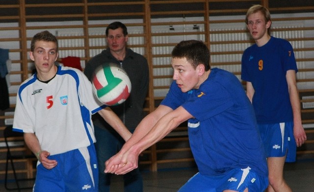 Podczas niedzielnego turnieju wyróżniał się Konrad Grześkowiak (na zdjęciu przyjmuje piłkę asekurowany od lewej przez Patryka Karolaka). W tle szkoleniowiec Wojciech Rędziak.