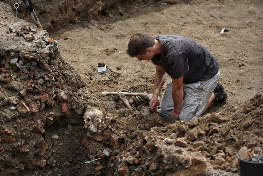 W centrum Poznania odkryto masowy grób. Znaleźli go...