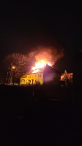 Nocny pożar budynku wielorodzinnego w Myszowicach. Pożar gasiło siedem jednostek