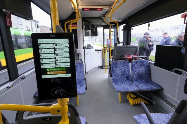 Pierwsze terminale pozwalające na opłacenie przejazdu kartą płatniczą, są już w autobusach - na razie linii z Poznania do Komornik.Kolejne zdjęcie --->