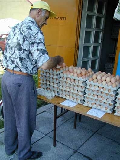 Wyższe ceny uderzają w emerytów, rodziny o niskich dochodach, dla których jajka stanowią jeden z głównych składników jadłospisu. 