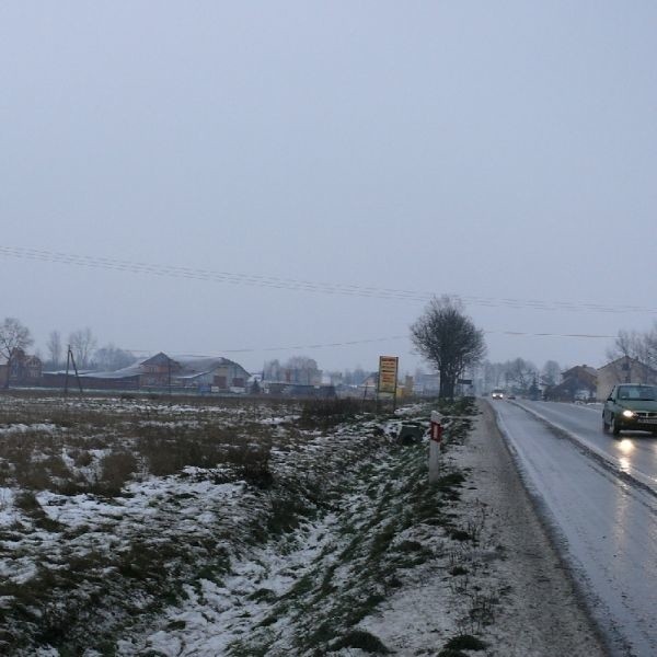 &#8221; - To tutaj, na tym polu, gmina Smyków chce wybudować gminny stadion sportowy. Póki co urząd boryka się z wykupem ziemi.