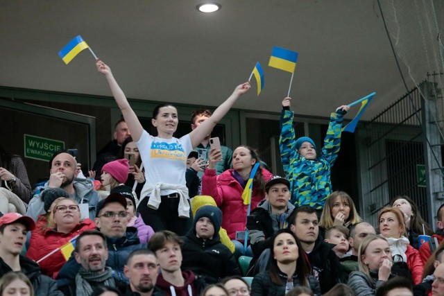 To był szczególny wieczór w Warszawie. Legia przy Łazienkowskiej zagrała charytatywnie z Dynamem Kijów (1:3). Mecz dla Pokoju zgromadził 14 tys. widzów w tym mnóstwo rodzin ukraińskich. Odśpiewano hymn Ukrainy, zaprezentowano niebiesko-żółtą kartoniadę, wreszcie zebrano pieniądze, które zostaną przekazane Ambasadzie Ukrainy.