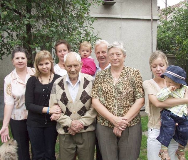 Bolesław Sydor ( w środku) w otoczeniu rodziny. Od lewej stoja: Marsia Skroś (chrześniaczka), wnuczka - Marta Sydor, żona wnuka - Małgosia Sydor z prawnuczka Izabelą, synowa - Zofia Sydor, syn - Aleksander, Edyta Sydor z prawnukiem Kacprem.