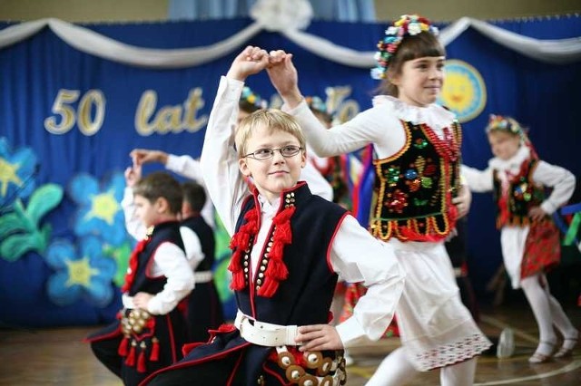 W trakcie jubileuszu uczniowie szkoły odtańczyli krakowiaka.