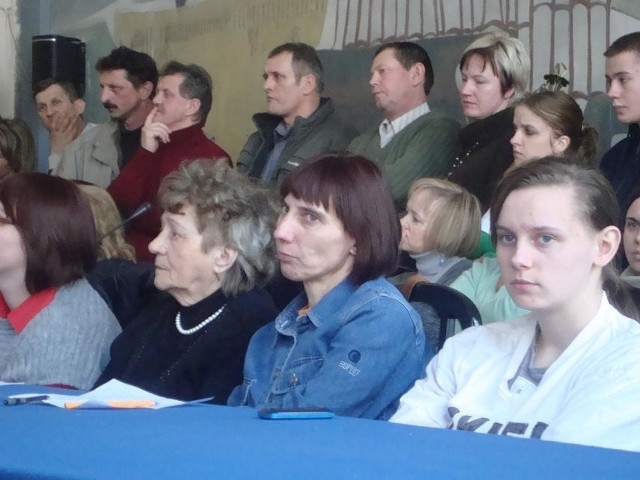 Podczas środowego spotkania w kożuchowskim ratuszu, mieszkańcy po raz pierwszy mogli zadać publicznie pytania radnym i burmistrzowi w sprawie likwidacji szkół w Broniszowie i Radwanowie.