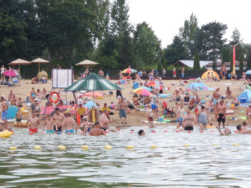 Tłumy na plaży w Pieczyskach. Na Zalewie Koronowskim motorówka za motorówką [zdjęcia]