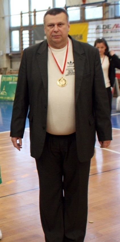 Trener koszykarzy Siarki Zbigniew Pyszniak ze spokojem i rozwagą przeprowadza transfery do prowadzonego przez siebie zespołu.