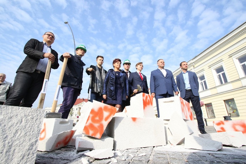 Kandydaci Nowoczesnej kruszyli beton partyjny i administracyjny na kieleckim Rynku