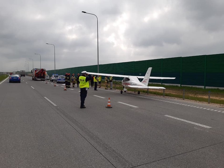 Awaryjne lądowanie awionetki na autostradzie A1 pod...