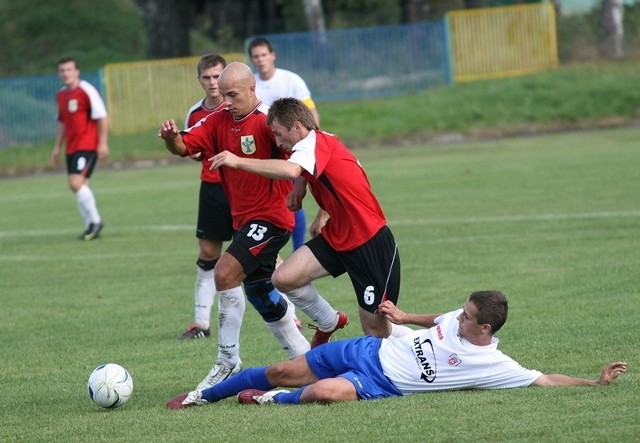 W meczu IV ligi piłkarze Stali Nowa Dęba (czerwone koszulki) zremisowali w sobotę z Lechią Sędziszów Małopolski 1:1.