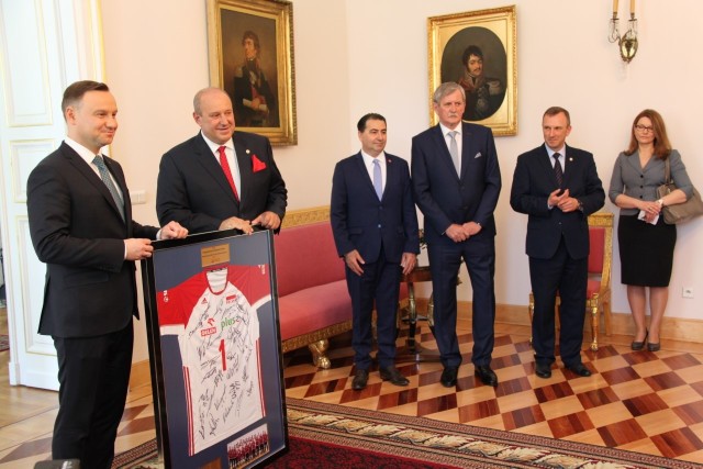 Delegacja PZPS wręczyła Prezydentowi koszulkę reprezentacji i piłkę z podpisami zawodników