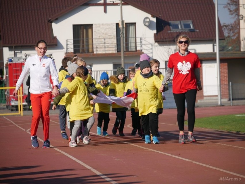 Kozienice. Na sportowo uczcili setną rocznicę niepodległości. 100 minut biegu na 100 lat niepodległej Polski (Zdjęcia) 