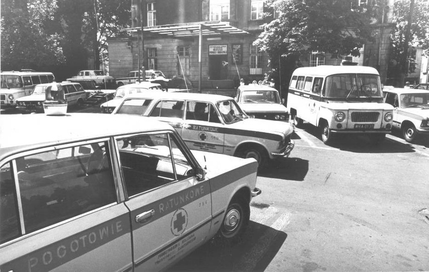 Rok. 1982. Karetki na parkingu Stacji Pogotowia Ratunkowego...