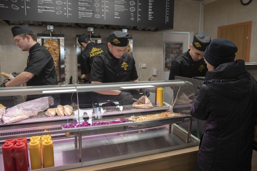 W Kielcach rozdawali jedzenie... za darmo! Wielkie otwarcie Astana Kebab (WIDEO, zdjęcia)