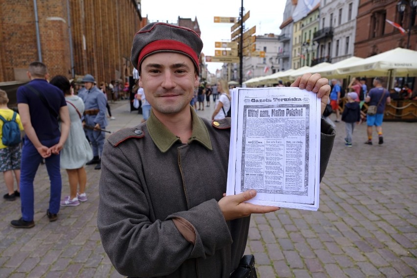 Toruń. Inscenizacja historyczna w rocznicę śmierci dowódcy Błękitnej Armii [Zdjęcia]