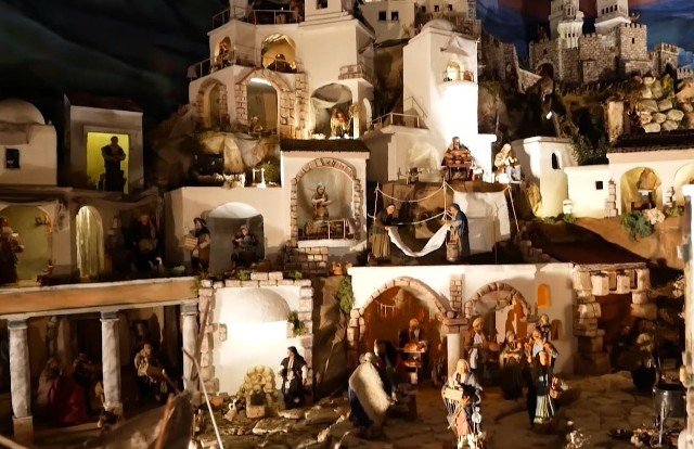 Szopka bożonarodzeniowa w kalwaryjskim sanktuarium składa się z 150, precyzyjnie odtworzonych elementów.