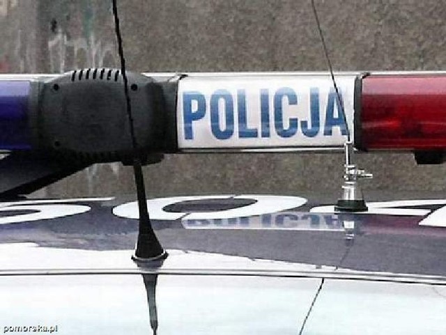 Goście zniszczyli wyposażenie pokoju gościnnego. Zatrzymali ich policjanci