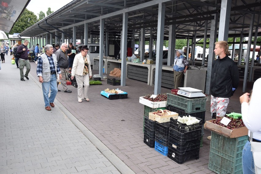 Piątek na rynku w Szczecinku. Coś drgnęło pod wiatą [zdjęcia]