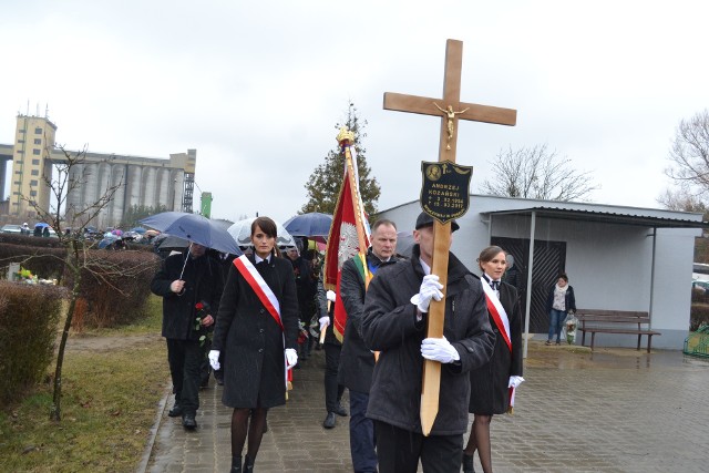 W sobotę w południe Koronowo pożegnało Andrzeja Kozańskiego, radnego, przewodniczącego komisji oświaty, nauczyciela muzyki, który z gimnazjum związany był prawie 40 lat. Znakomity pedagog, muzyk, odszedł nagle w środę rano, na basenie w Osielsku. Wyszedł z wody i zasłabł. Zmarł mimo godzinnej reanimacji. Tego dnia w ratuszu miał prowadzić spotkanie mediacyjne w sprawie konfliktu burmistrz-kapelmistrz... >> Najświeższe informacje z regionu, zdjęcia, wideo tylko na www.pomorska.pl 