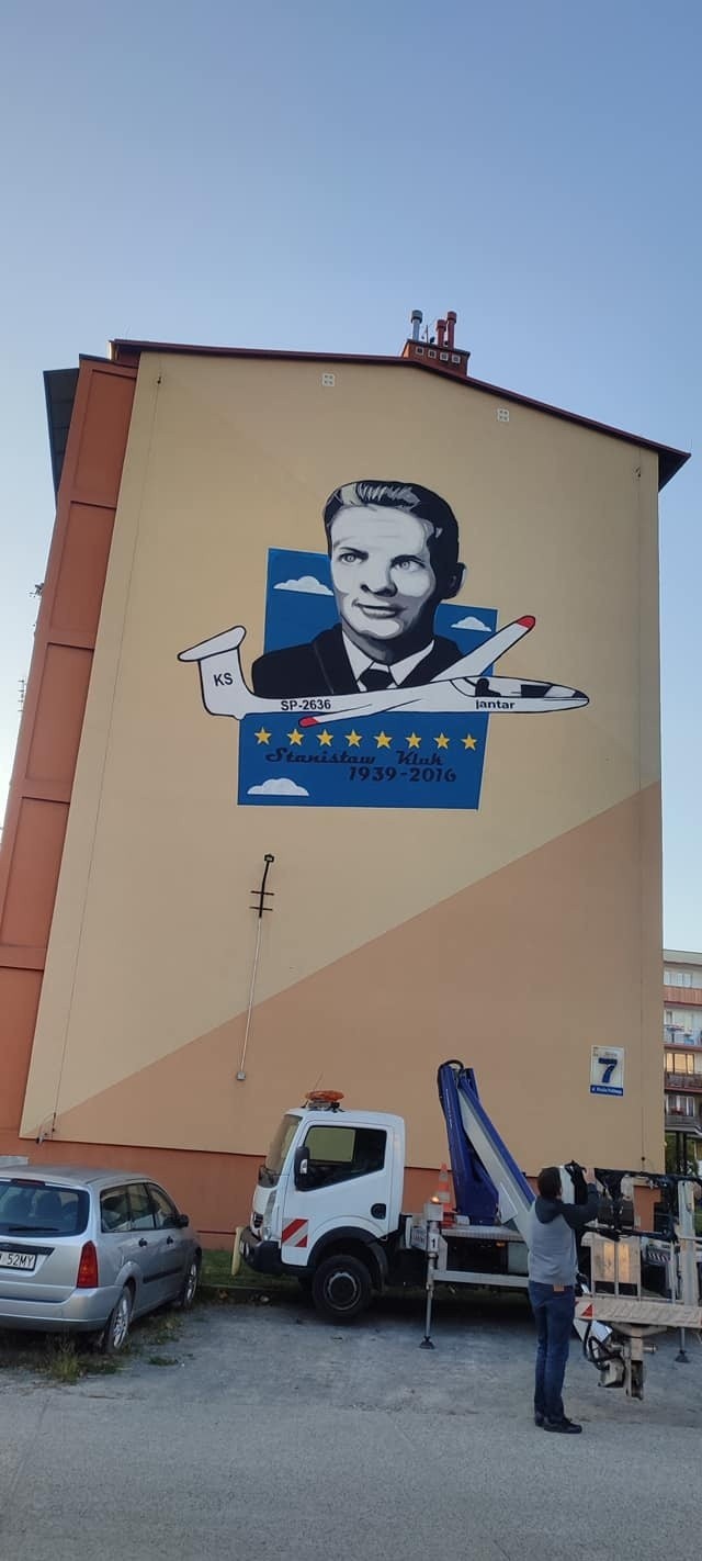 Na ścianie bloku w Nisku powstał mural z wizerunkiem mistrza, pilota Stanisława Kluka