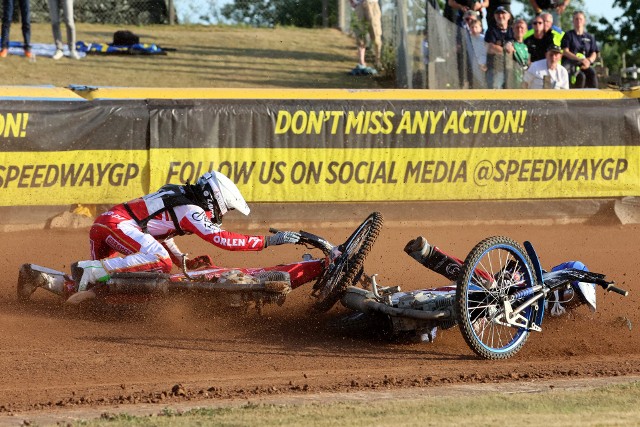 Wiktor Przyjemski (z lewej) urazu palca wskazującego prawej dłoni doznał 29 lipca br. podczas Speedway of Nations 2. Polscy juniorzy wygrali tę imprezę