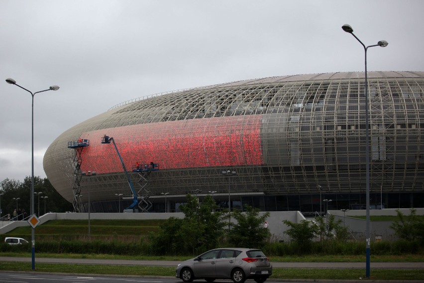 Budowa ekranu LED na elewacji Kraków Arena [ZDJĘCIA]