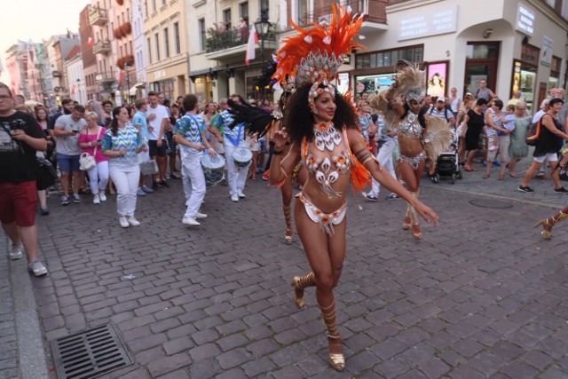 31 sierpnia ulicami toruńskiej starówki przeszła barwna parada przygotowana przez Cubano Club  na wzór karnawału w Ameryce Łacińskiej. Pochód poprowadziły profesjonalne tancerki As Belezas do Brasil (znane m. in. z 7. Edycji „Mam talent” i występu u boku 50 Centa) w towarzystwie polsko-brazylijskiej grupy perkusyjnej Sereia de Varsóvia.