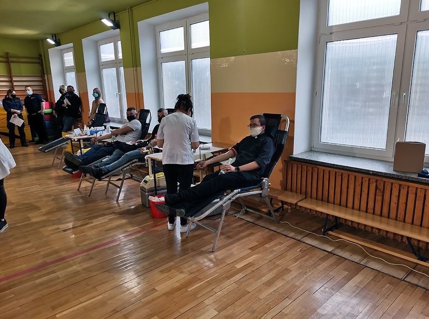 Zbiórka krwi w Grójcu. Zebrali cenne litry dla chorych i potrzebujących. Zobacz zdjęcia