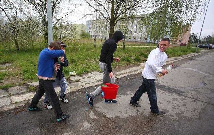 Grupy młodzieży, tak jak na ulicy Marii Gail, polowały na...