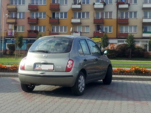 Nissan micra, ul. Okulickiego.