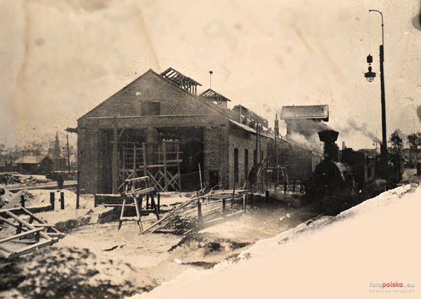 1887 rok, Budowa pierwszej parowozowni w Rozwadowie, z lewej...