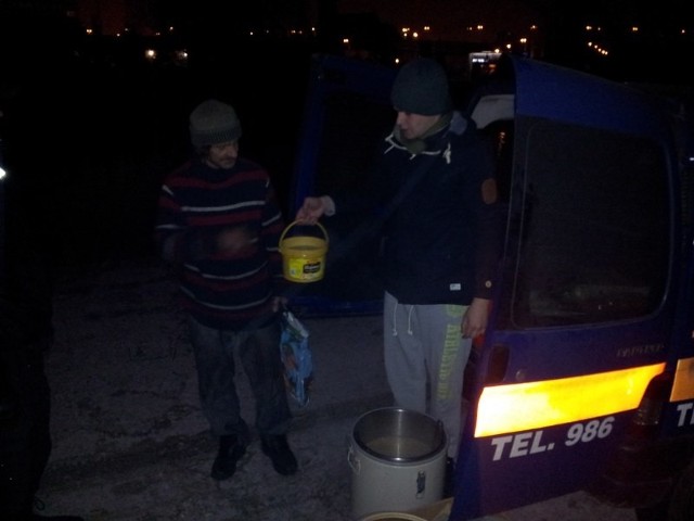 Strażnicy miejscy z pracownikami Caritasu rozdawali bezdomnym ciepłą zupę