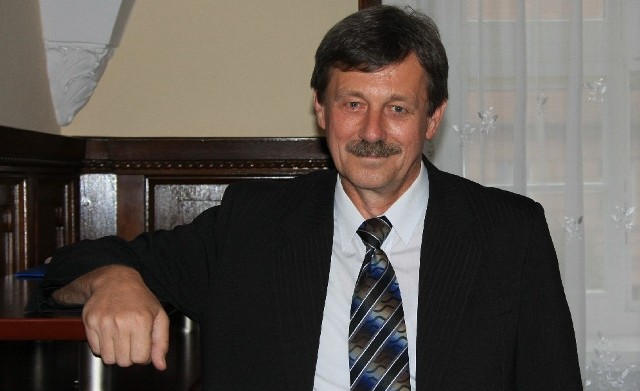 Marian Sierpatowski ma 55 lat. 1 lipca br. premier mianował go komisarzem rządowym gminy Międzyrzecz. Jest absolwentem Akademii Rolniczej w Lublinie. W Międzyrzeczu mieszka od 1987 r. kieruje powiatowymi strukturami Platformy Obywatelskiej.