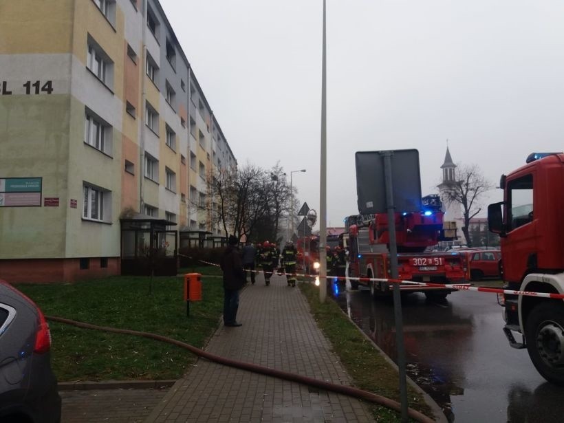 Radogoszcz: Dramatyczny pożar podczas balangi. Mężczyzna ratował się skokiem z IV piętra  [zdjęcia, FILM]            