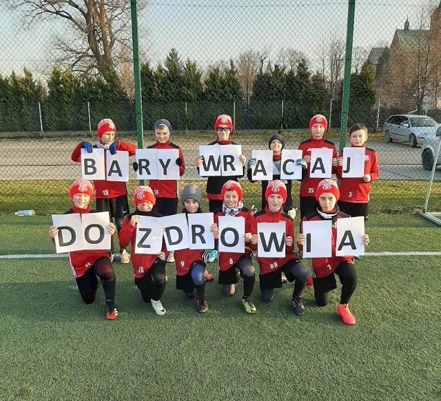 Młodzi piłkarze Legionu Pilzno zrobili niespodziankę kontuzjowanemu Tomaszowi Baryczy