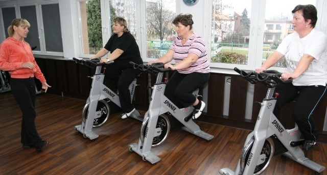 Uczestniczki naszej akcji "Zmień się na zdrowie" ćwiczenia na sali fitness zaczęły właśnie od jazdy na rowerach stacjonarnych.