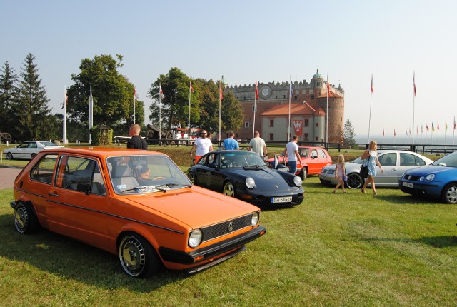 Na zamku pojawiło się kilkadziesiąt wyselekcjonowanych pojazdów, m.in. volkswageny, audi i porsche.