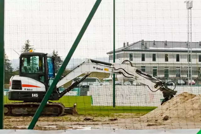 Partyzant MAL-BUD1 Targowiska - Orzeł Przeworsk 0:0Czasem wokół boiska dzieje się więcej, niż na samej murawie! Polecamy subiektywnie najlepsze zdjęcia weekendu 17-18 kwietnia w 4. lidze podkarpackiej. Gdy wrócą niższe ligi, oczywiście zajrzymy i tam, tak jak robiliśmy to jesienią 2020 roku. 