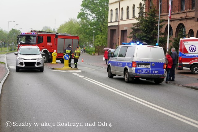 Do potrącenia doszło w piątek, 14 maja, na przejściu dla pieszych przy ul. Gorzowskiej w Kostrzynie nad Odrą. Osobowy ford uderzył osobę, przechodzącą przez oznakowane przejście dla pieszych. Do potrącenia doszło przed jednostką kostrzyńskiej straży pożarnej.Na miejscu rzecz jasna jako pierwsi byli strażacy. Wkrótce dojechała policja i pogotowie. Osoba potrącona trafiła na badania, natomiast szczegóły i przyczyny tego zdarzenia ustalą policjanci. W miejscu, gdzie doszło do potrącenia, dość często dochodzi do kolizji i wypadków. W pobliżu przejścia dla pieszych znajduje się ruchliwe skrzyżowanie, na którym spotykają się drogi osiedlowe i jezdnie prowadzące do pobliskich marketów.Wideo: W Kostrzynie nad Odrą próbowano zorganizować nielegalne wyścigi uliczne