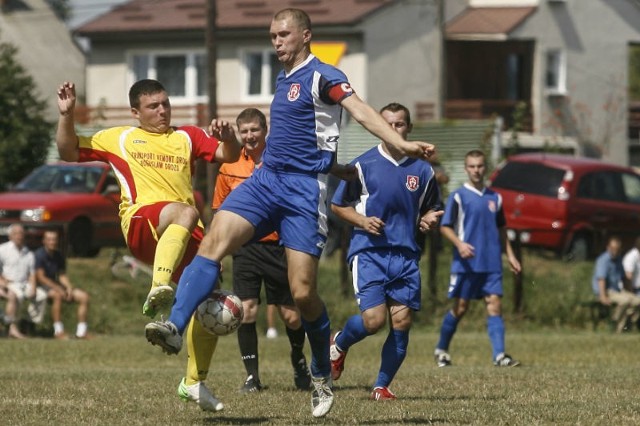 Rafał Stec (na niebiesko, z opaską kapitana) na boisku zawsze daje z siebie maksimum. Poza boiskiem, nie pozostaje bierny wobec losów Sokoła.