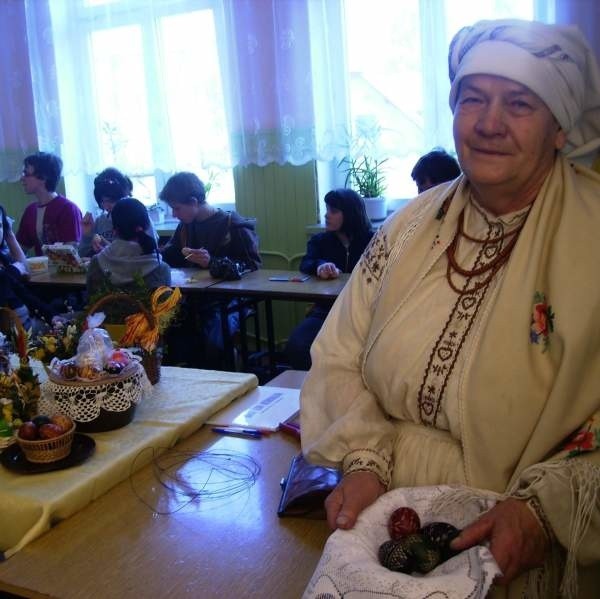 Anna Rzeszut, Lasowiaczka z Baranowa Sandomierskiego, doradzała uczniom z Gimnazjum numer 1 z Tarnobrzega jak ozdobić koszyk wielkanocny.