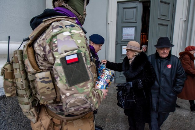 Tak zbierano w okolicy bazyliki mniejszej św. Wincentego a Paulo w Bydgoszczy - osoby wychodzące z kościoła i przechodnie chętnie wrzucali datki do puszek wolontariuszy WOŚP. WOŚP 2019 w Bydgoszczy. Oj, się dzieje!