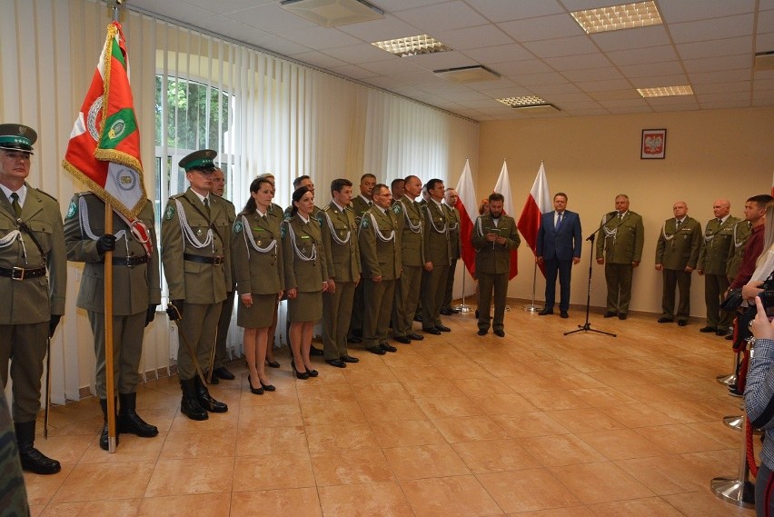 Słowa roty ślubowania na uroczystym apelu wypowiedziało 17...