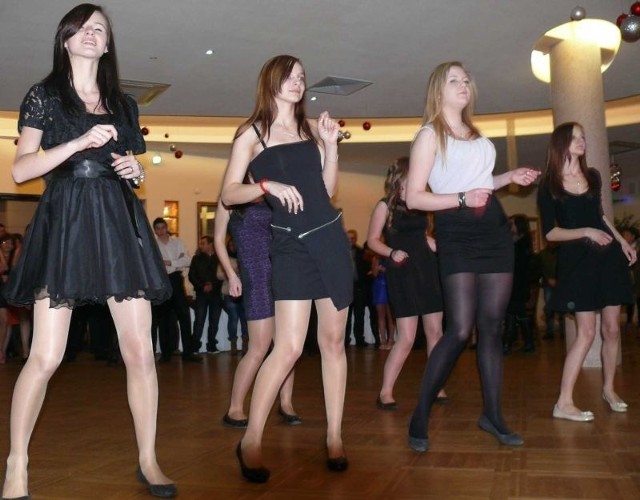Maturzystki z włoszczowskiego &#8222;Staszica&#8221; zatańczyły po polonezie salsę.