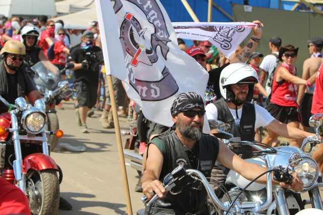 Tradycji stało się za dość. Punktualnie o 13.30 na drogę, przecinającą teren festiwalowego pola w pół, wyjechali motocykliści. Parada jednośladów jak zwykle robiła ogromne wrażenie.Taka parada to też popis tego, jak działa Pokojowy Patrol. Dzięki eskorcie służb w czerwonych koszulkach motocykle mogły przejechać przez sam środek PolAndRock Festivalu. Zobaczcie jak wyglądała parada na naszych zdjęciach. Zobacz też wideo: Jurek Owsiak mówi o tym, że będzie chciał zmiany ustawy o imprezach masowychWszystkie informacje o PolAndRock Festivalu 2018 (Przystanku Woodstock 2018) w Kostrzynie nad Odrą:  PolAndRock festival (Przystanek Woodstock 2018): koncerty, zdjęcia, filmy, informacje  PolAndRock Festival. Zobacz nasz serwis specjalny: 