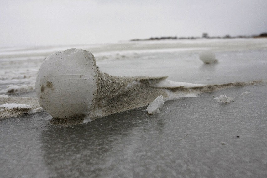 Niespotykane w Polsce zjawisko: lodowe kule na plaży w Jastarni [ZDJĘCIA, WIDEO]